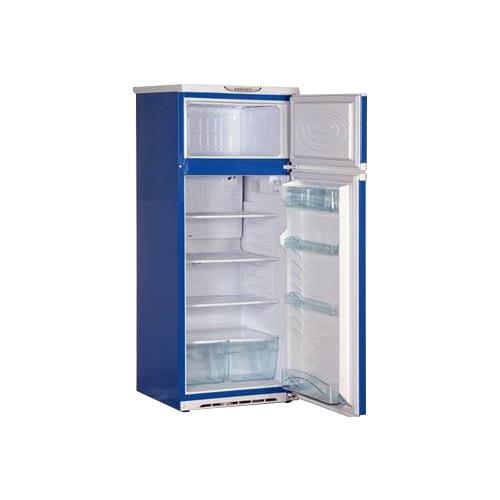 Пустой синий холодильник с открытой дверью