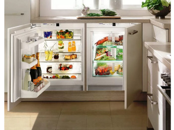 В кухню встроен холодильник