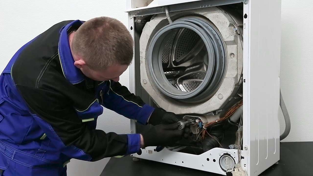 Мастер проводит замену бака стиральной машины